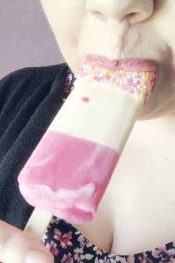 kinkylittlelady95:  Pink lips and lollipops