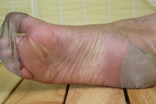 maturefeetandsoles: stinky mature feet and soles