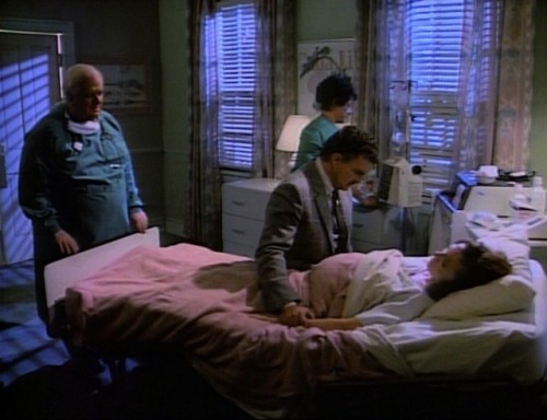 Evening Shade (TV Series)S1/E24, ’The Baby Show’ (1991), Having gone into labor during the banquet, 