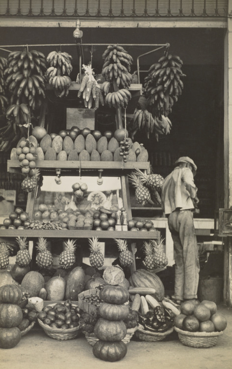 fragrantblossoms:Walker Evans, Havana Fruitstand, 1933.