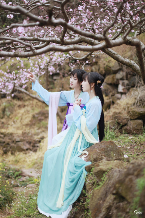 Hanfu (han chinese clothing) photoset via 影子的白日梦. The models are wearing Tang Dynasty-style chest-hi