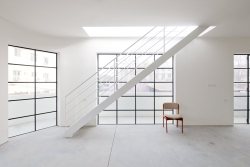 minimalismco:  white meta stairway via @upinteriors