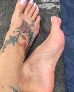 jfc223:  @ada_toes_2012 #pies #pied #pieds