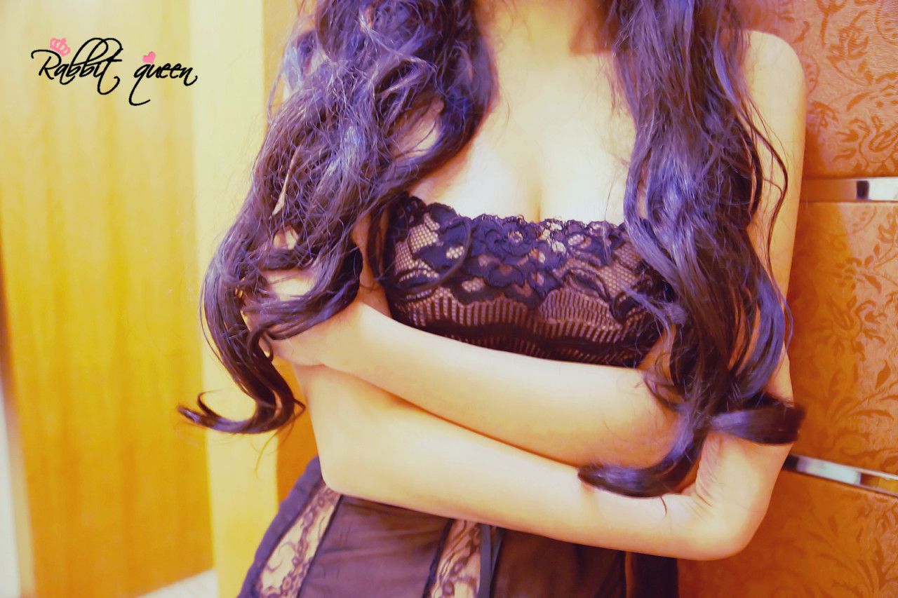 rabbitqueennude:  蕾丝兔宝宝VIP私人定制の雨夜迷离by www.rabbitqueen.net