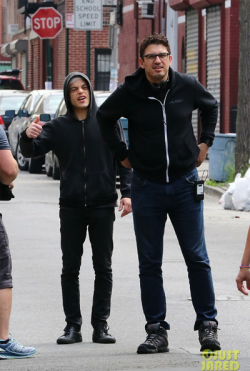 pardonmewhileipanic: meowtian:  malekbrosinc:  when ur dad steps in to stop the fight and u start talking shit anyway  The height difference is hilarious  omg he’s so little  (⊙ヮ⊙) 