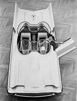 aiiaiiiyo:  Before it became Batman’s ride, the 1955 Lincoln Futura was a concept car created by Ford’s Lincoln brand which never made it to production. Check this blog!