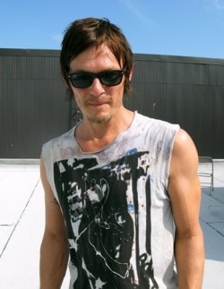 daryl-dixons-wings:  Mmm sexy!! Norman Reedus