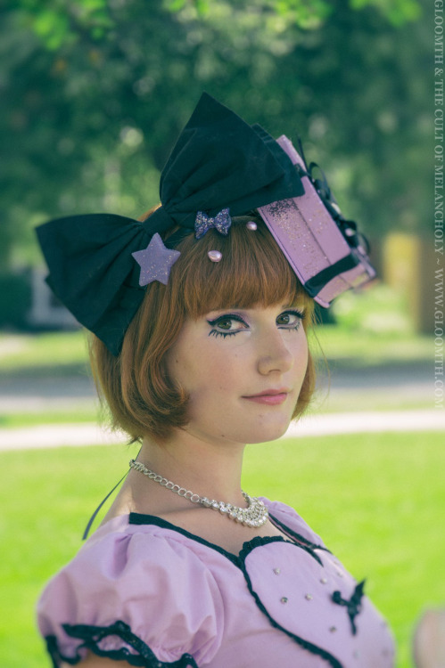 the-gloomth:  We have a tutorial on how to make the heart headdress on our blog! :D www.gloomthzine.com