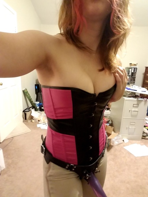 cagedpheonix:I am such a sexy, dominate, powerful,…nerd with a strapon. Healing still going but you all keep bringing smiles to my face and giving me sexy ideas