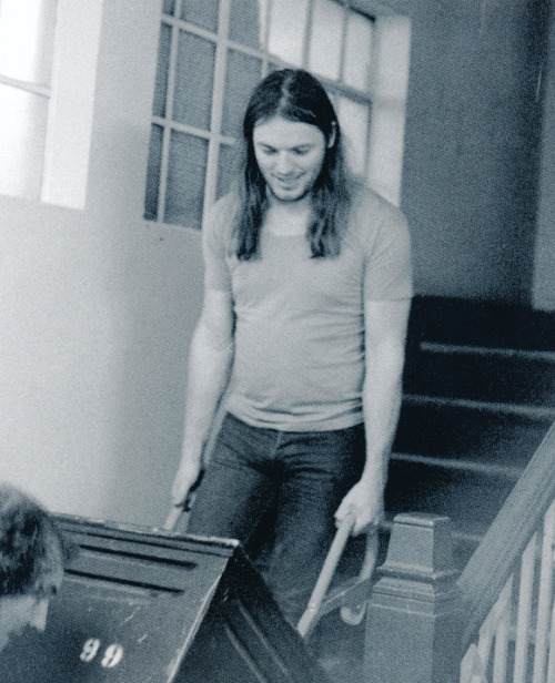 pinkfloyded:David Gilmour lugging his own gear! Recording Wish You Were Here at Abbey Road 1975