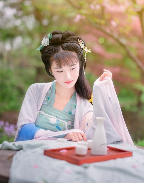 ziseviolet:Hairstyle tutorial for traditional Chinese Hanfu, Part 1/?This hairstyle uses two hair pa