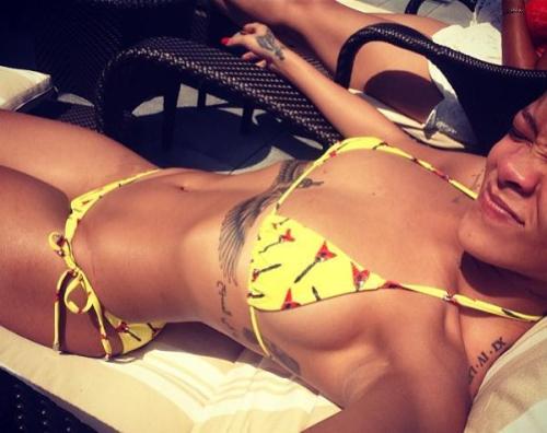 thingsiliketoo:  Feel free to reblog and follow: http://thingsiliketoo.tumblr.com. The female body really is a beautiful thing