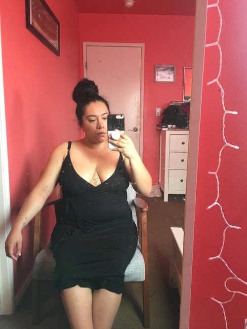 morena-echa-de-canela: Let me lounge in a cute dress for you.