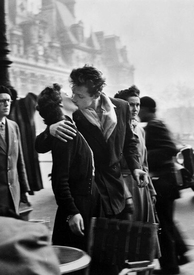  Robert Doisneau Le baiser de l’Hôtel de Ville. Paris (1950) 