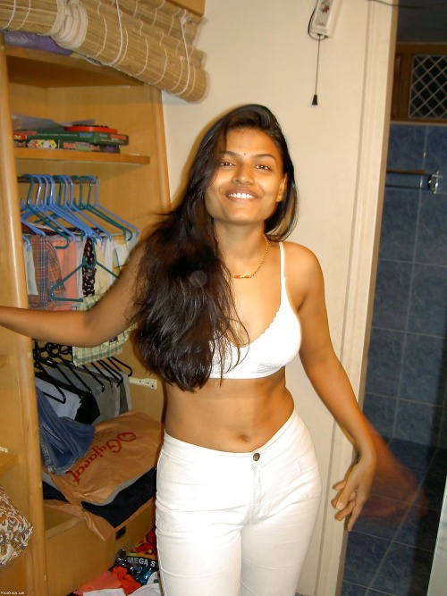 desiaunties4you:  Sexy but non-nude photos of Arpitha, desi housewife
