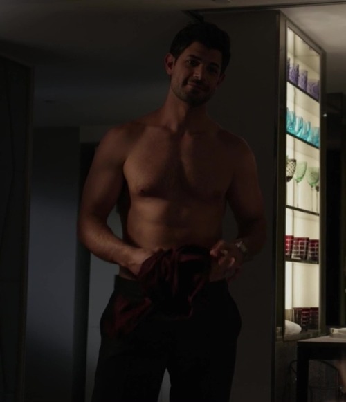 hotashellcelebmen: More here : https://auscaps.me/2017/04/12/damon-dayoub-shirtless-in-grace-and-frankie-3-05-the-gun/ 