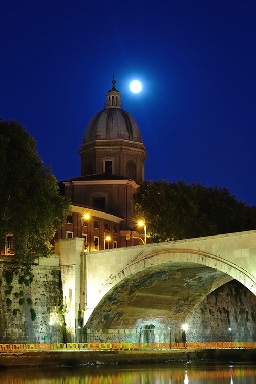 invocado:  Moonlight on The Tiber River | Eric He 