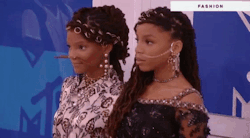 unknownwonderful:  truuqueen:  mtv:   chloe + halle | vma 2016    that synchronization  the beyonce effect. 