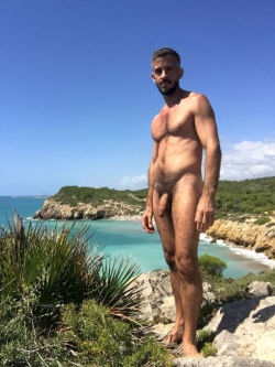 alanh-me: ussitum:    88k+ follow all things gay, naturist and “eye catching”   