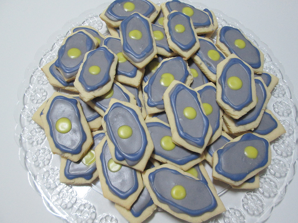 autobrobot:  So, hm…….. I tried to make cookies that resemble Shocks’ face,