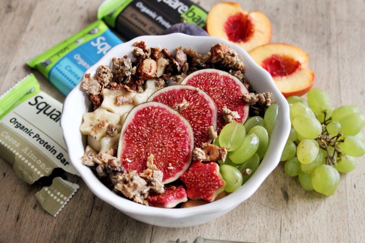 lenaliciously:Oatmeal topped with self made crumble and one of my favorite fruits: