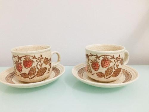 figdays:  strawberry coffee mugs and saucers