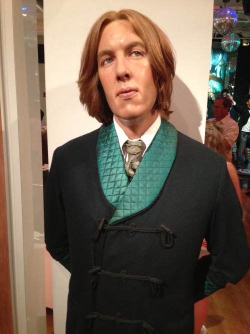 oscarwilde:i spent a good 10 minutes staring at/stroking oscar at madame tussauds today i almost too