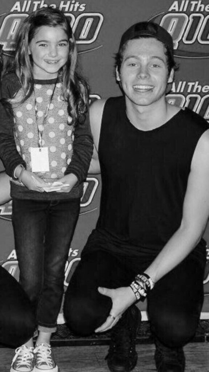 melezoldugunusanangirl: mikeyyycliff:  I don’t know how to feel about 5SOS with children.  Yan yana 