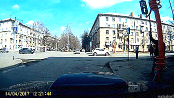 Guy attempts to repair a broken traffic light. [full video]