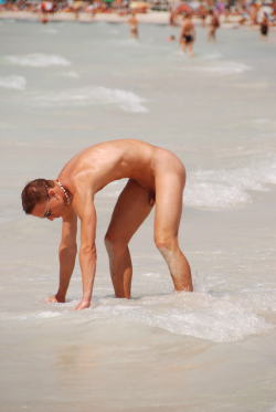 gotoanudebeach:  Go to a nude beach - and