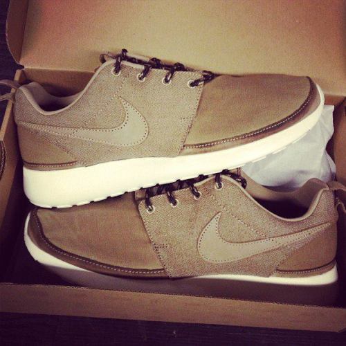 lovekarmaloop:  Nike Roshe Run Premium ‘Khaki’