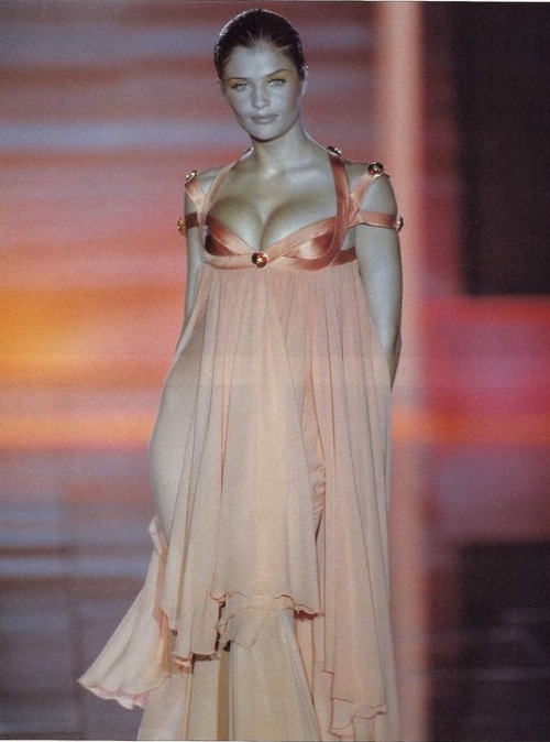 a-state-of-bliss: Helena Christensen @ Versace Spr/Sum 1993