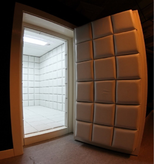 northsouthish:rubberalien501: louis-sj:A padded cell from dimpfeltu.tumblr.com.  I always 