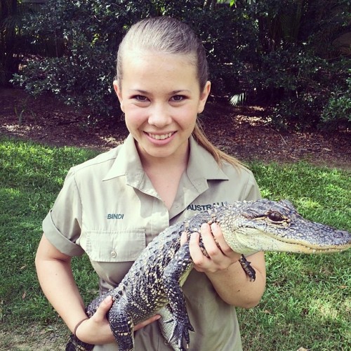 gayscalyoctopus:  boredpanda:    Steve Irwin’s Daughter Is Now Grown Up And Keeping Dad’s Legacy Alive    WOW She looks SO much like her father in the second photo