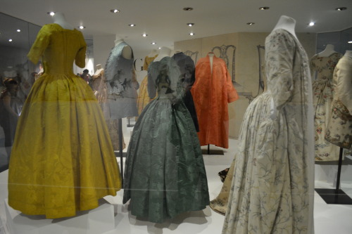 southcarolinadove:coronaaustrinacostumes:Photographs of 18th century garments on display from the Co