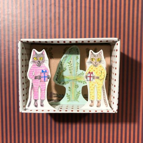 The cats celebrate my niece’s BirthdayBirthday box H4.3 × W 5.8 cm #mayamiyama #illustration #cats