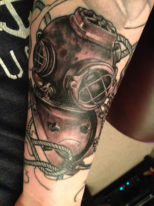 fuckyeahtattoos:  A quick look at the most recent addition to my sleeve a day after