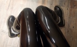 docmartens-latex-sissys-fetish:  Ich liebe Doc´s :)