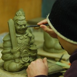tatsumi-oni:  毘沙門天の飾り瓦製作中。#七福神
