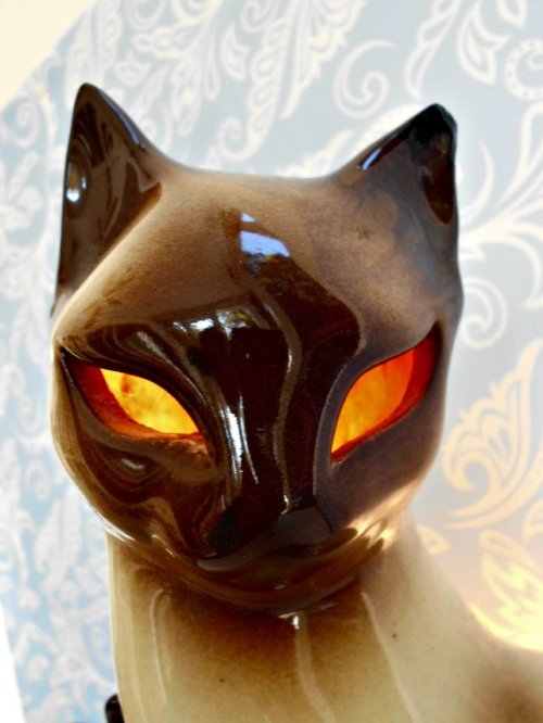 saltlampblues: ennairda: amazing, Siamese Cat Lampmy mom always had this lamp on her bedside table m