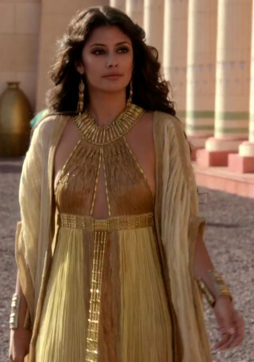 tiny-librarian:Tut Costumes - Ankhesenamun’s Gold Gown