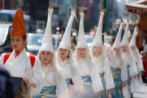 Parade of Shirasagi dancers by Apricot Cafe on Flickr.