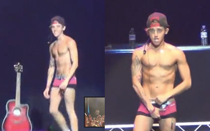 male-celebs-naked:  Beau Brooks 1See more here