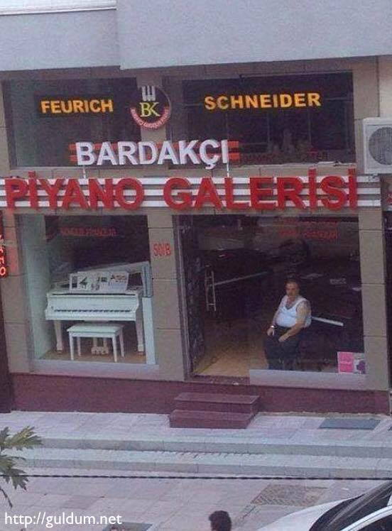 Piyano galerisinde bir sanatkar