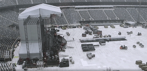 madeofstarlight: taylorsupdates: Setting up MetLife Stadium for the 1989 Tour HOW COOL