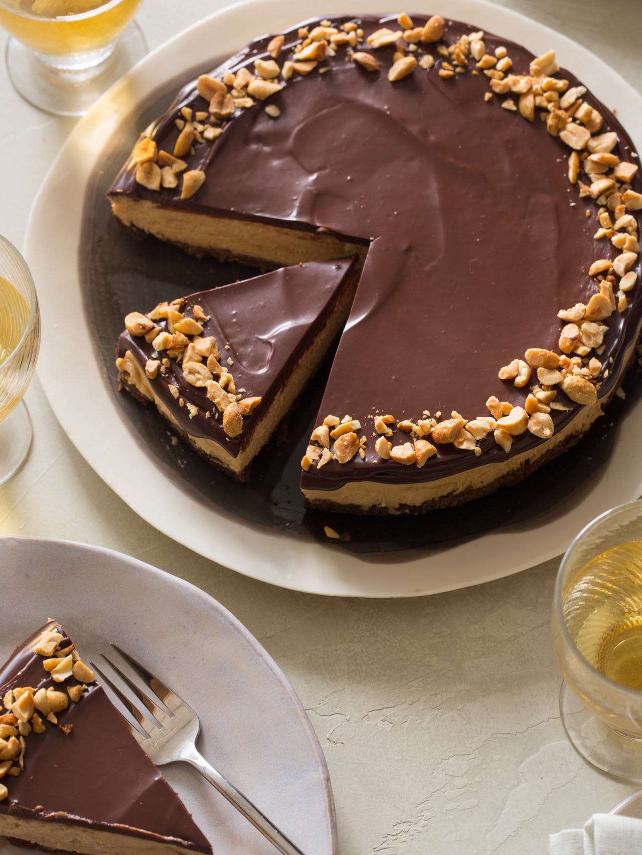foodffs:  No Bake Peanut Butter Cheesecake with Dark Chocolate GanacheReally nice