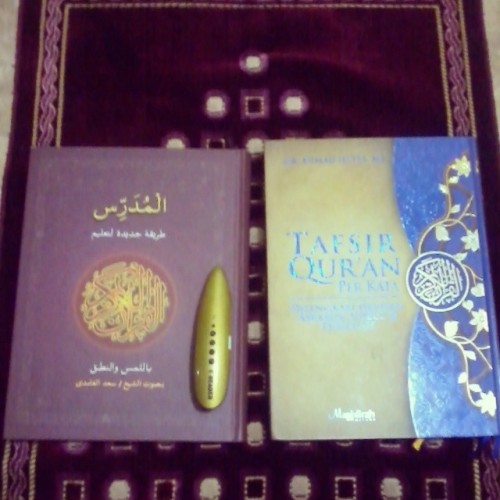 Wahh Ibu bawa Al-Qur'an (electronic qur'an). Adikku heboh mau ngebaca. Aku pake si biru kesayangan a