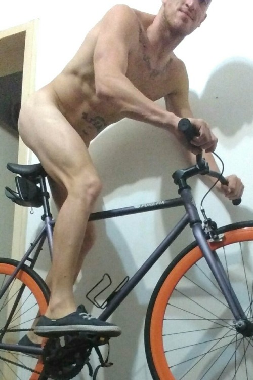 brainjock:100% pure African WHITE BOY!This straight bro is from the beach town Durban in South Afric