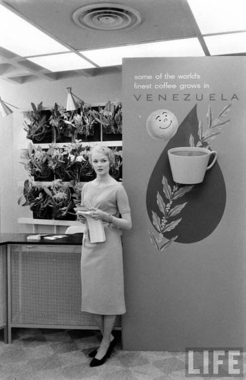 Promoting Venezuelan coffee at a trade show(Alfred Eisenstaedt. 1957)