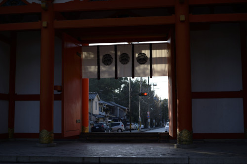 20150118 Kyoto 3 by Bong GritVia Flickr:***** RAW developed *****楼門から外を見ると、赤信号。@Imamiya Jinja shrine